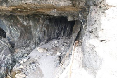 Höhle - U-Boot Stützpunkt