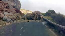 Felsbrocken auf der Straße