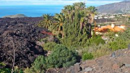 Haus am Rand des Lavastroms