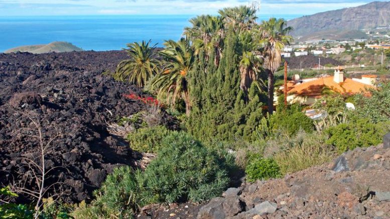 Haus am Rand des Lavastroms