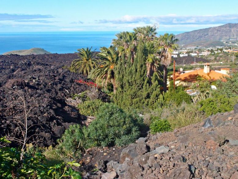 Haus am Rand des Lavastroms