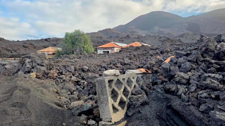 Von Lava umzingelnde Häusergruppe