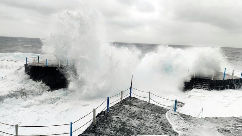 Meterhohe weiße Gischt und Schaumkronen explodieren gegen die schwarzen Lavaklippen von San Andrés bei Charco Azul.
