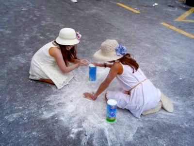 Kinder spielen mit Polvo