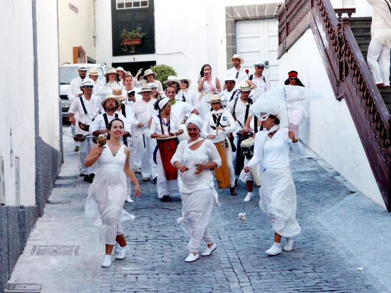 Musikgruppe im Anmarsch