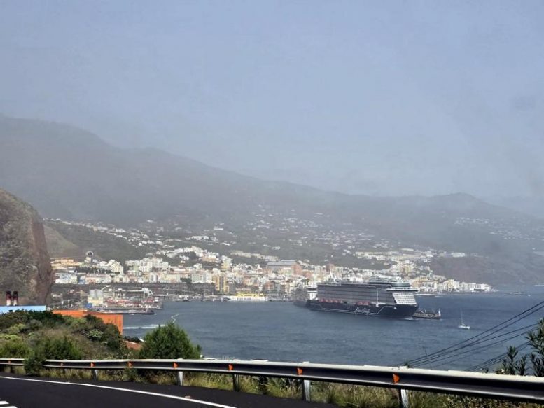 Kreuzfahrtschiffe im Hafen von Santa Cruz de La Palma