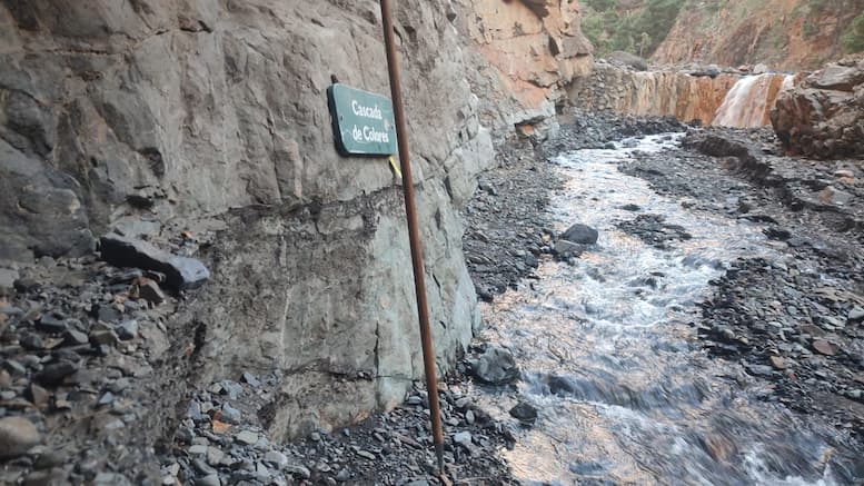 Noch mit Hinweisschild/ Cascada de Colores