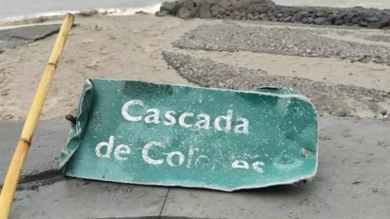 Schild der Cascada de Colores bis zum Strand in Tazacorte gespült