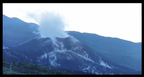 Der dampfende Volcán Tajogaite bei Regen