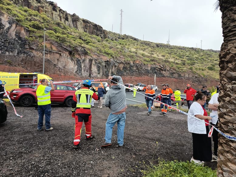 Rettungskräfte beim Einsatz nach Busunglück auf La Gomera