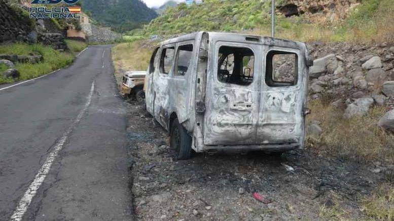 Zwei ausgebrannte Fahrzeuge in Santa Cruz de la Palma