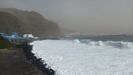 Calima hüllt die Küste vor Santa Cruz de La Palma ein
