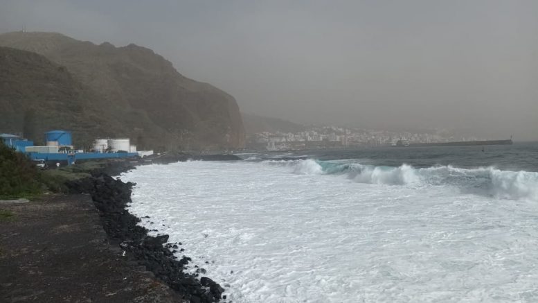 Calima hüllt die Küste vor Santa Cruz de La Palma ein