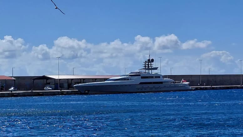 „Capricorn“ – eine 73 Meter lange Luxusyacht im Hafen von La Palma