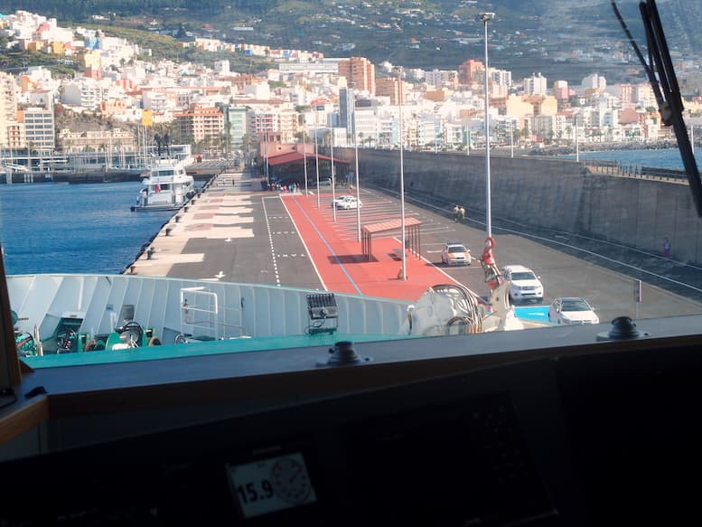 Blick des Kapitäns auf die Hafenanlage von Santa Cruz de La Palma