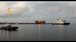 Die MV Hondius ankert im Hafen von Granadilla
