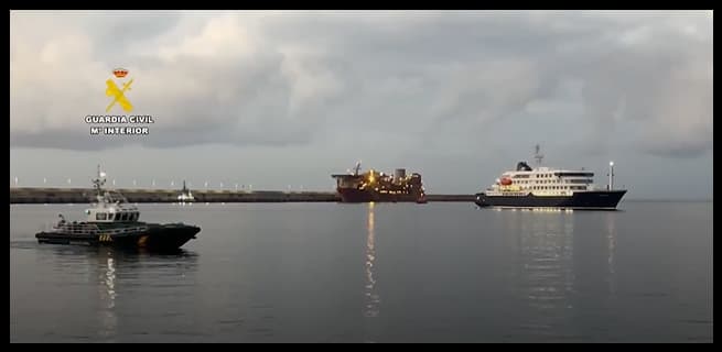 Die MV Hondius ankert im Hafen von Granadilla