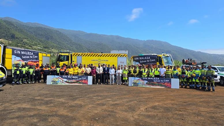 Präsentation der Löscheinheiten am alten Flugplatz von La Palma