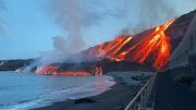 Die feurige Geburtsstunde – September 2021: Glühende Kaskaden des Tajogaite-Lavastroms stürzen über die 90 Meter hohe Klippe in den Atlantik.
