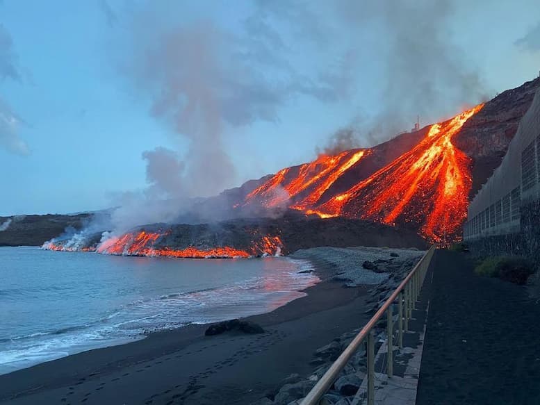 Die feurige Geburtsstunde – September 2021: Glühende Kaskaden des Tajogaite-Lavastroms stürzen über die 90 Meter hohe Klippe in den Atlantik.