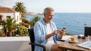 Mann sitzt auf der Terrasse und telefoniert zu Ruhestand La Palma