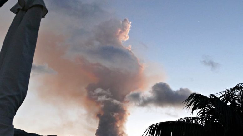 Rauchsäule des Tajogaite Vulkan 2021 am Abendhimmel