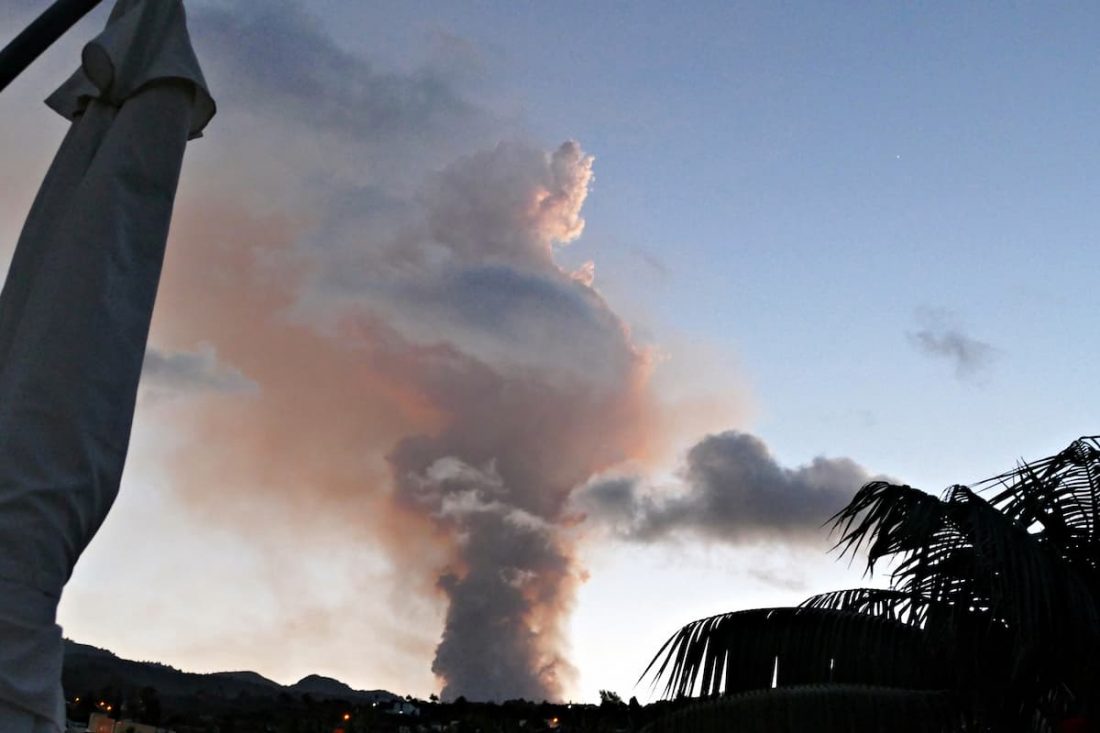 Rauchsäule des Tajogaite Vulkan 2021 am Abendhimmel