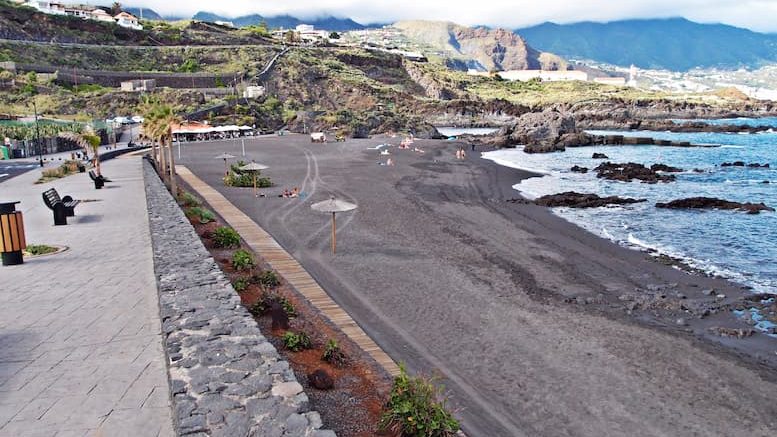 Der geschützte Vulkansandstrand in Los Cancajos.