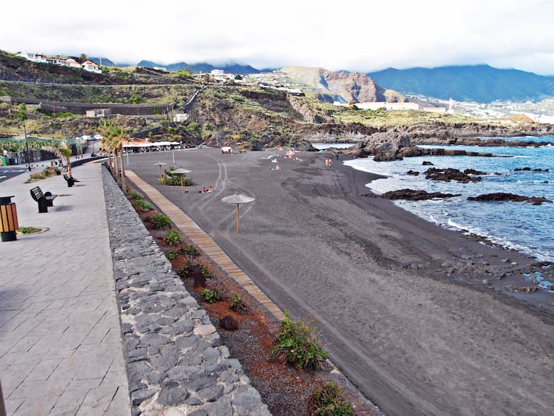Der geschützte Vulkansandstrand in Los Cancajos.