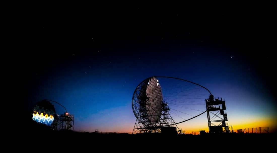Teleskope beim Sonnenuntergang auf dem Roque de los Muchachos von La Palma
