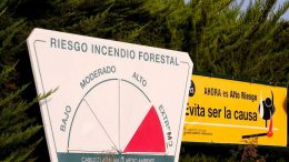 Warnschild mit roter Warnstufe für Waldbrand auf La Palma