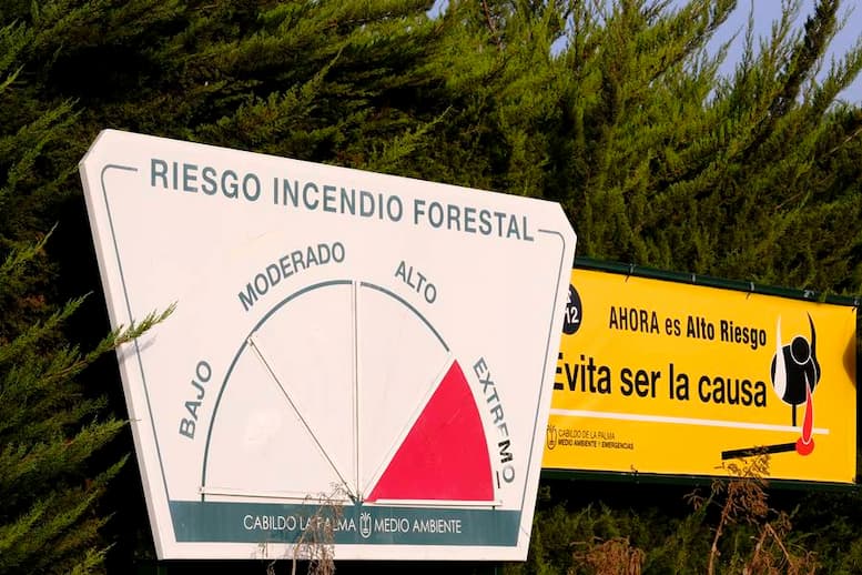 Warnschild mit roter Warnstufe für Waldbrand auf La Palma