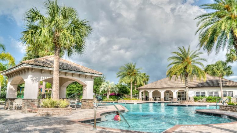 Typisches Ferienhaus auf La Palma mit Pool und Meerblick