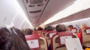 Passagiere sitzen im Binter Flugzeug/ Urlaub auf den Kanaren