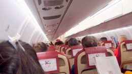 Passagiere sitzen im Binter Flugzeug/ Urlaub auf den Kanaren