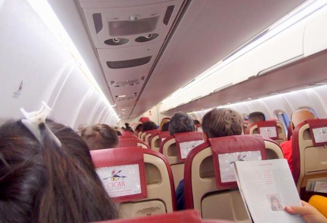 Passagiere sitzen im Binter Flugzeug/ Urlaub auf den Kanaren