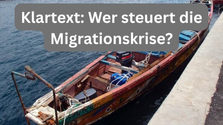 Ein verlassenes oder im Hafen liegendes hölzernes Fischerboot (Cayuco) auf dem rauen, dunklen Atlantik
