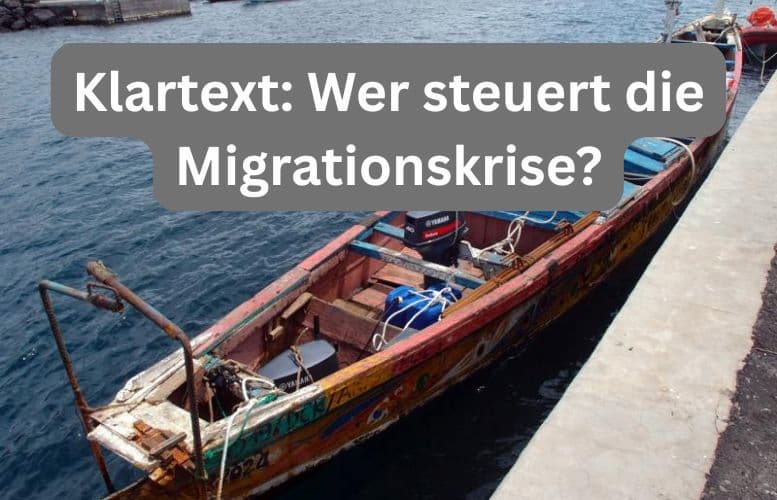 Ein verlassenes oder im Hafen liegendes hölzernes Fischerboot (Cayuco) auf dem rauen, dunklen Atlantik