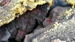 Austritt von heißen Vulkangasen mit Schwefelablagerungen
