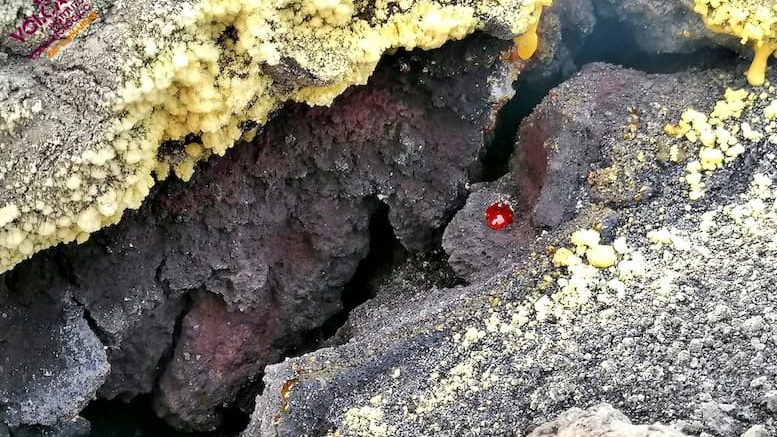 Austritt von heißen Vulkangasen mit Schwefelablagerungen