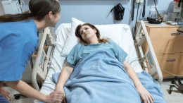 Patientin im Krankenhausbett
