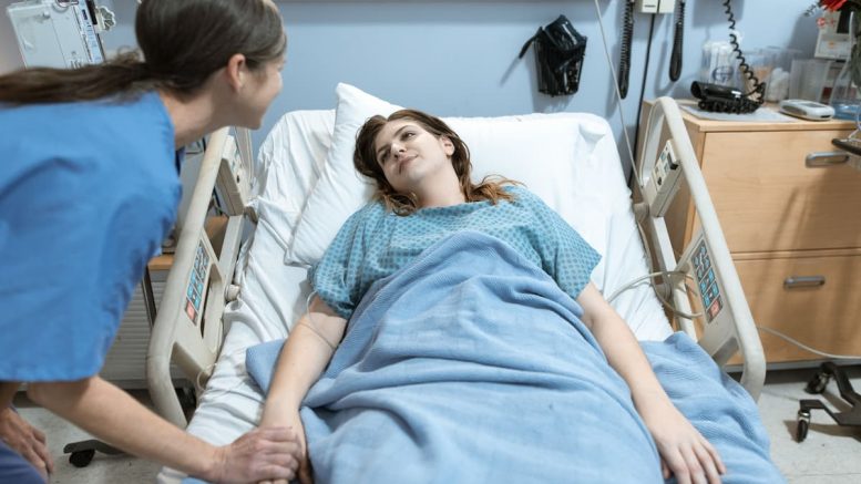 Patientin im Krankenhausbett