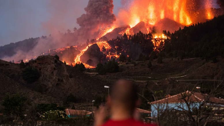 Lavamassen stürzen zu Tal/ Erfahrungen Vulkanausbruch La Palma