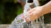 Wasserhahn an einem Brunnen auf La Palma - Symbol für Krisenvorsorge und Selbstversorgung.