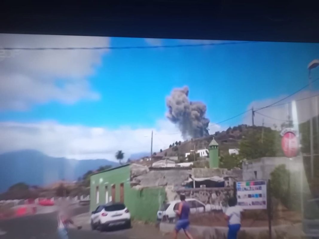 Der Beginn des Vulkanausbruch beobachtet von Süden/ Erfahrungen Vulkanausbruch La Palma