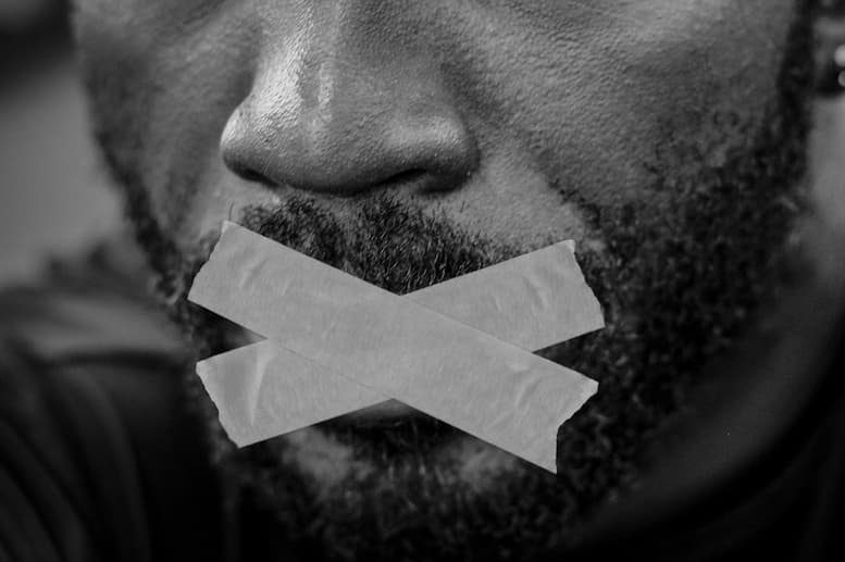 Mit Heftpflaster zugeklebter Mund/ pevolca-protokolle-warum-die-wahrheit-unter-verschluss-bleibt