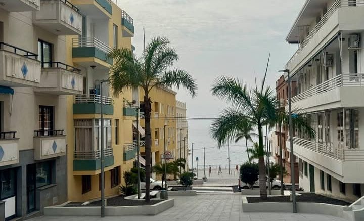 Straßenzug in Puerto Naos - La Palma/ Puerto Naos Urlaub CO2 Belastung