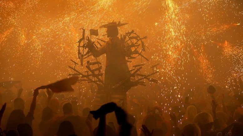Der feuerspeiende Borrachito Fogatero La Palma in Mazo