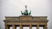 Brandenburgertor vor dunklen Wolken/ Volksparteien am Ende