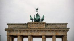 Brandenburgertor vor dunklen Wolken/ Volksparteien am Ende